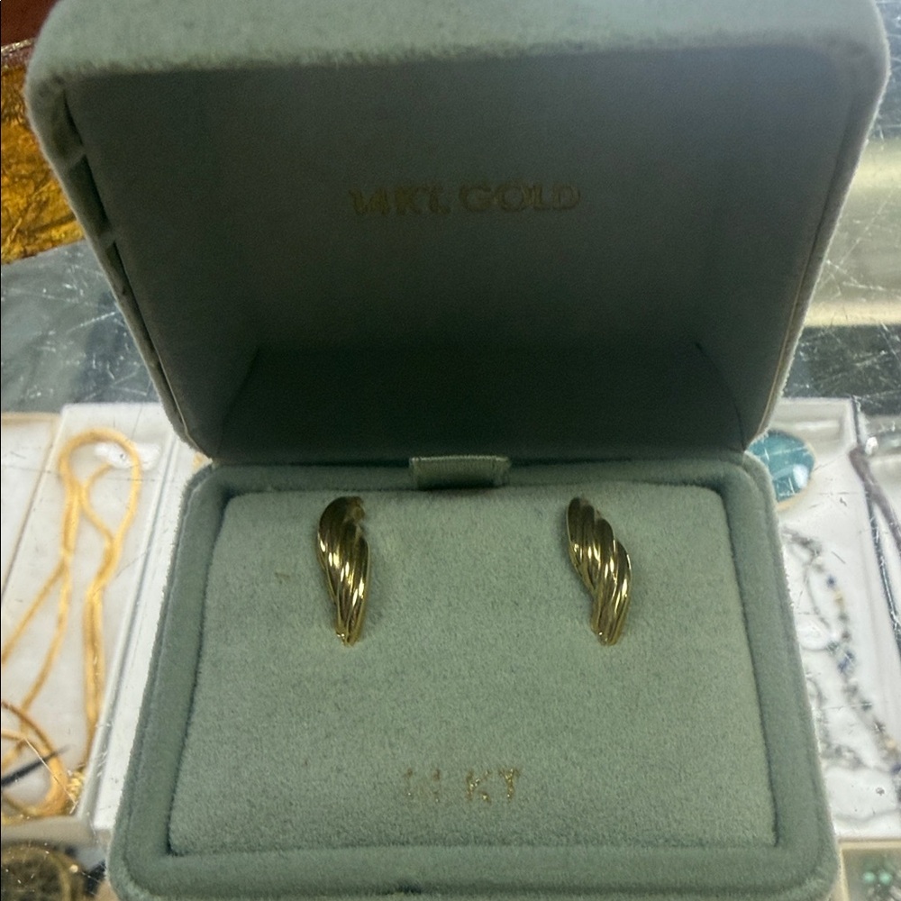 😍Vintage 14K Gold Ribbed Earrings